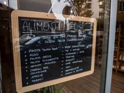 Come illustrato da una lavagna all�esterno questo � un negozio di alimentari